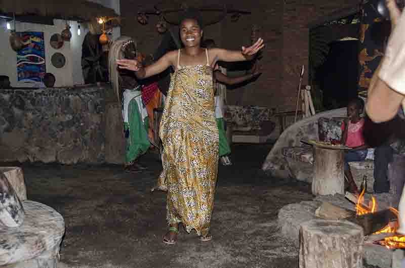 56 - Ruanda - lago Kivu - hotel Paradis Malahide - bailes tradicionales